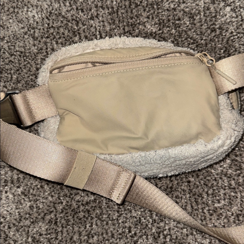 Lululemon Everywhere Fleece Belt Bag in Light Ivory - Picture 4 of 5